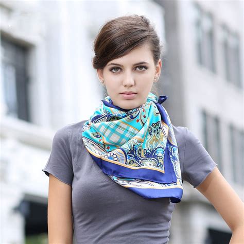 comment porter un foulard gucci|Tendance : le foulard – Boutique AVEC STYLE.